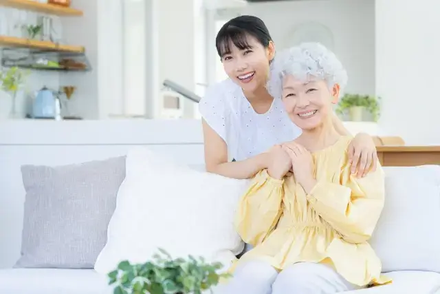 【2025年最新版】リースバックで介護資金を確保する方法｜自宅に住みながら老後のお金の不安を解消！